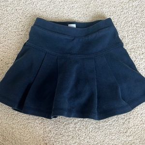 Navy skort w/ light pleats. Size 4T.